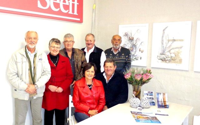 Links na regs: Dawid Kunneke, Ronel Claassen, Neels Claassen, Cornie Swart en Hannes Cilliers. Voor: Barabara en Ian Badenhorst.